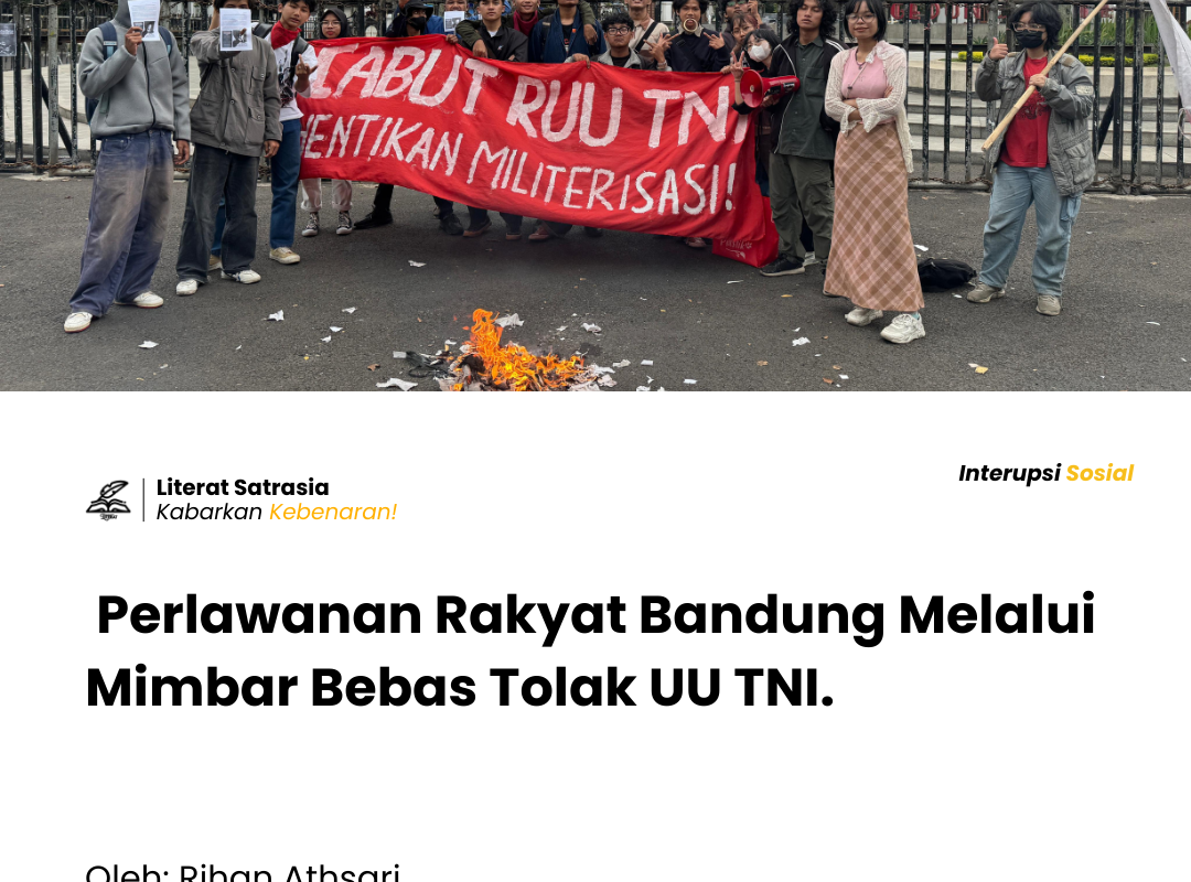 Spanduk dan poster diangkat, suara rakyat dalam pengeras suara menggema. "Kembalikan TNI ke Barak!" tanda rakyat bersatu tolak UU TNI!