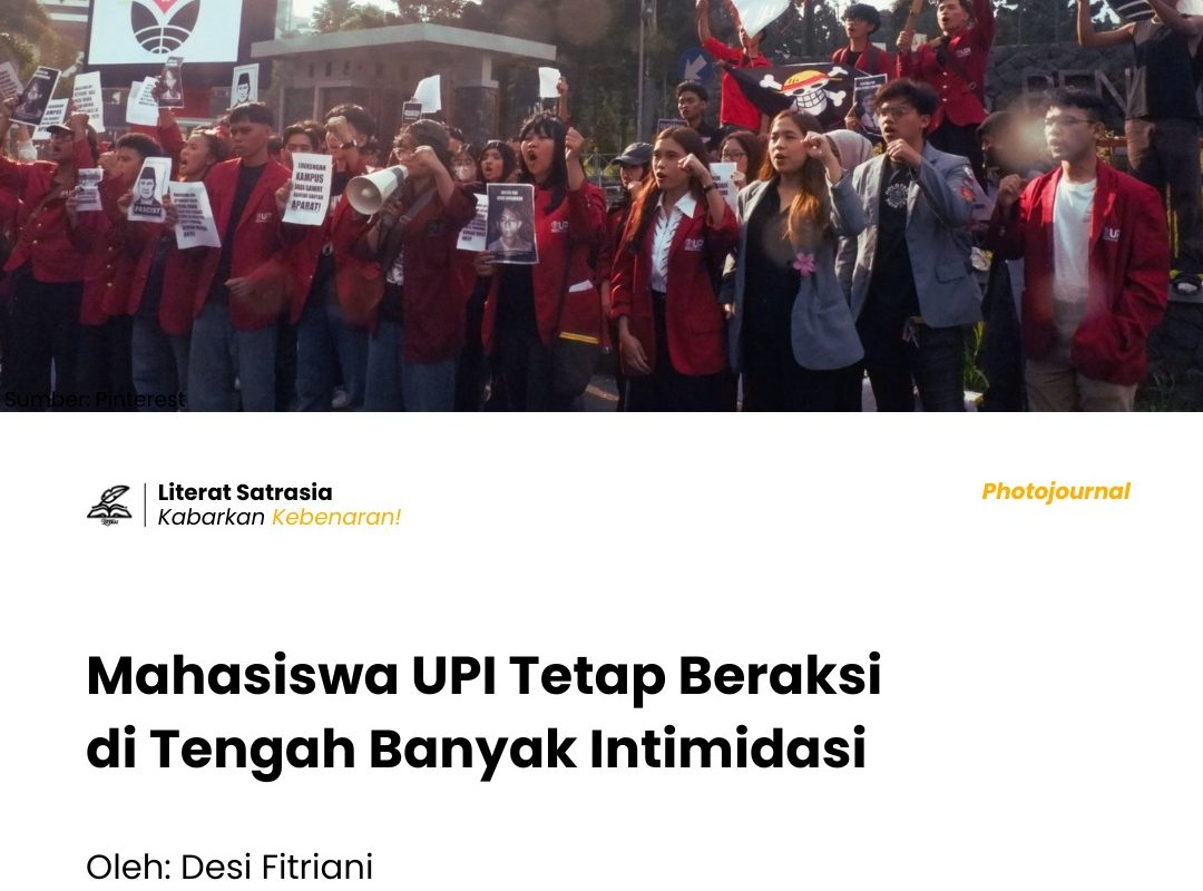 Mahasiswa Universitas Pendidikan Indonesia (UPI) melakukan aksi di depan gerbang utama kampus saat aksi pada 1 September 2025.