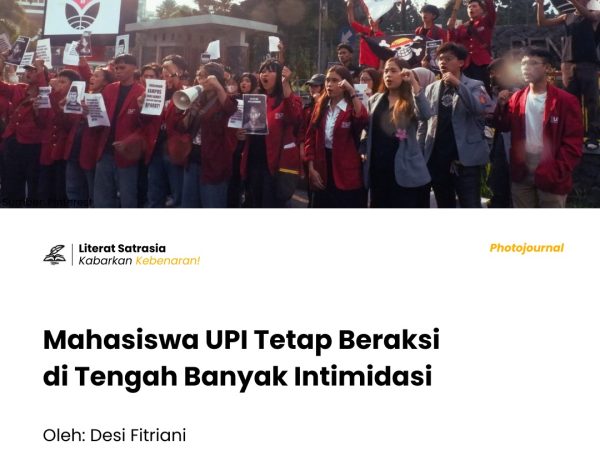 Mahasiswa Universitas Pendidikan Indonesia (UPI) melakukan aksi di depan gerbang utama kampus saat aksi pada 1 September 2025.
