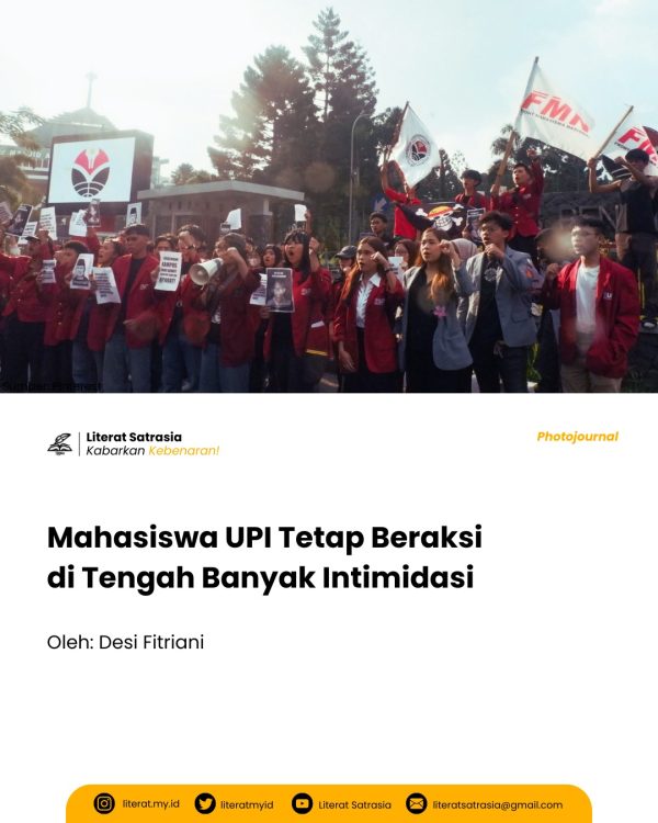 Mahasiswa Universitas Pendidikan Indonesia (UPI) melakukan aksi di depan gerbang utama kampus saat aksi pada 1 September 2025.