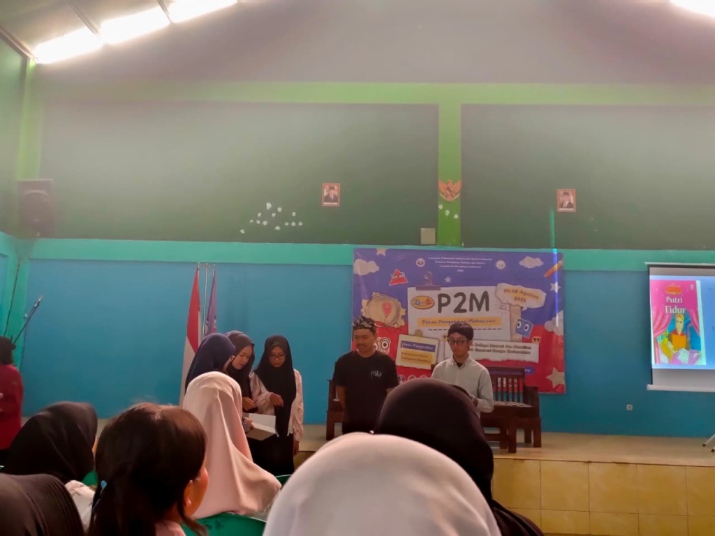 Praktik "bermain peran" dalam keluarga pada kegiatan seminar P2M Hima Satrasia yang dibimbing oleh Vismaia S. Damayanti, Selasa (05/08/2025). (Foto: Ayudya Sekar/Literat)