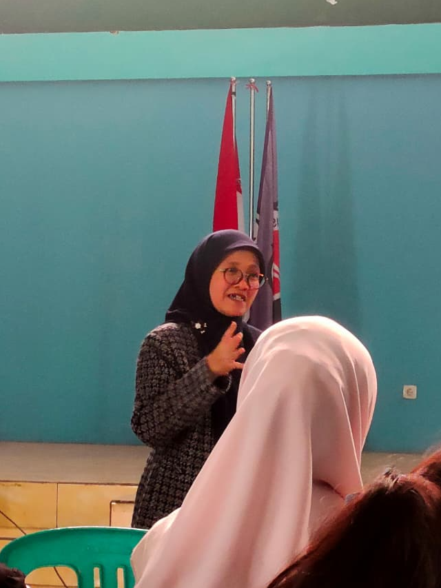 Pemaparan materi oleh Vismaia S. Damayanti berjudul “Pendidikan Karakter melalui Literasi Keluarga” dalam seminar P2M Hima Satrasia, Selasa (05/08/2025). (Foto: Ayudya Sekar/Literat)