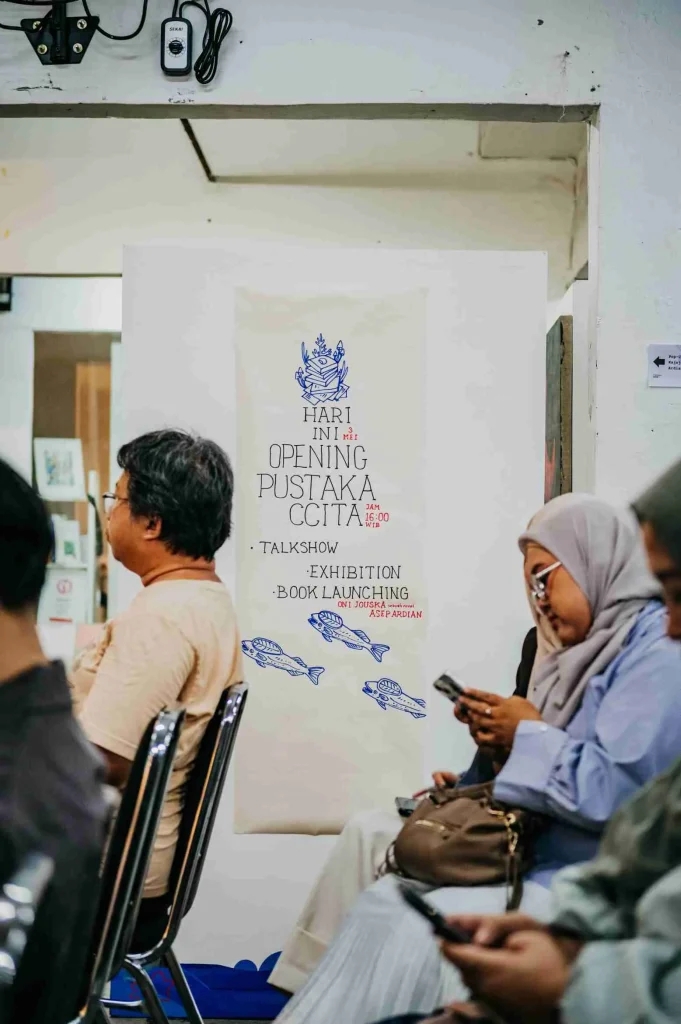 Diskusi mengenai perpustakaan ini dimoderatori oleh Muhammad Fajar Ramadan, jurnalis dari Culture Collar, dengan gayanya yang santai dan menghibur. Setelah masuk pada pembahasan tentang maraknya perpustakaan independen pada sekarang-sekarang ini, Reiza pun mulai menjelaskan. Dilansir dari BandungBergerak, sebetulnya, dahulu, pada tahun 2000-an, Bandung memiliki lebih dari 70 toko buku atau perpustakaan. Angka ini didapat dari hasil pemetaan buku Pohon Buku di Bandung, karya Deni Rachman atau yang kerap disapa dengan Deni Lawang.