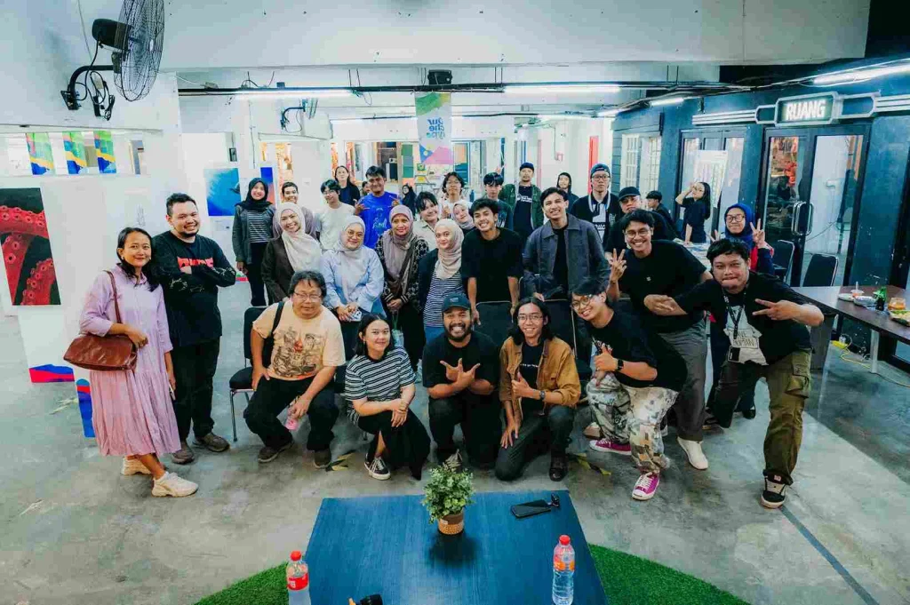 Reiza pun menyampaikan pandangan yang tidak jauh berbeda. Menurutnya, ketahanan ekosistem perpustakaan dan toko buku di Bandung amat diperlukan. Selain itu, masyarakat juga perlu memiliki kesadaran terhadap kondisi saat ini, di samping sambil menjaga idealisme masing-masing. Ia berharap semakin banyak toko buku dan perpustakaan baru tumbuh di Bandung. Reiza bahkan membayangkan Bandung bisa kembali seperti masa sebelum kemerdekaan, ketika kota ini memiliki toko buku dan penerbitannya sendiri, bukan hanya bergantung pada pemerintah.