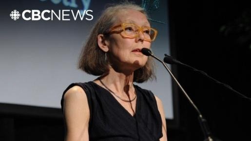 Anne Carson sedang berbicara di hadapan publik. 
